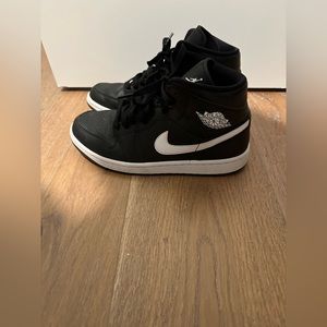 Black/White Nike Air Jordans